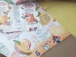 Colagem das embalagens Compal
