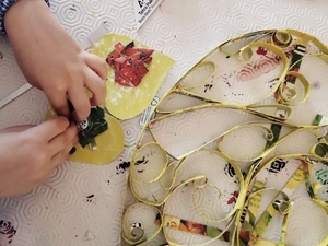 Foram recortados, pintados e colados pequenos corações, Num deles foi colado o selo Tetra Pak recortado da embalagem, no outro pequenos pedacinhos vermelhos da imagem, simbolizando o coração da Mãe.