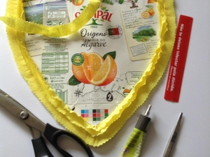 Colagem do coração feito da embalagem da Compal em cartolina usada em forma de coração e enfeitado com papel crepe que sobrou de outras atividades.- Material utilizado- tesoura, cola, régua.