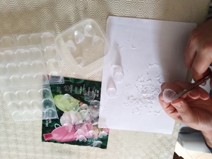 Recorte de caixas de ovos de codorniz (transparentes) para construção de flores.