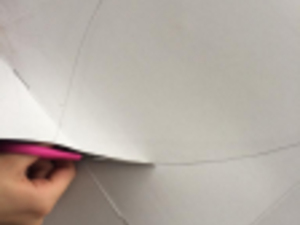 Recorte do coração desenhado na caixa de um bolo