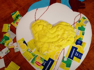 Colocação de um coração amarelo no centro da maqueta.