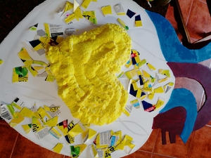 Colocação de um coração amarelo no centro da maqueta.