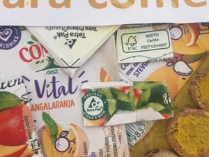 Registo fotográfico dos pormenores das embalagens do regulamento, nomeadamente o símbolo Tetra Pak e os símbolo FSC.
