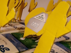 Pormenor da instalação com as figuras a rodear o coração central com os símbolos da Tetra Pack e da FSC®