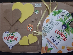 Material necessário: Corações pequenos, médios e grandes, fita, pormenores Compal, pau de espetada e cola.