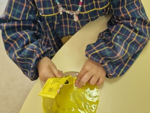 Forrar cartão com plástico amarelo.