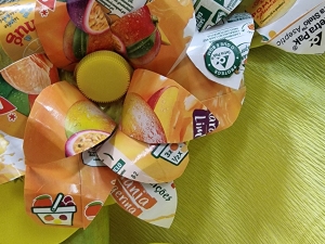 A flor em pormenor onde se vê as embalagens da compal com os respectivos selos.