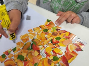 Colagem dos pedaços amarelos da embalagem.