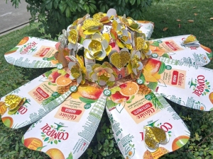 Todo o trabalho foi realizado com embalagens da Compal, vendo-se, claramente, os símbolos da Tetra Pak.