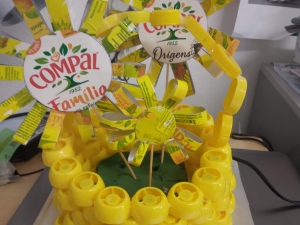 colocação das flores na cesta