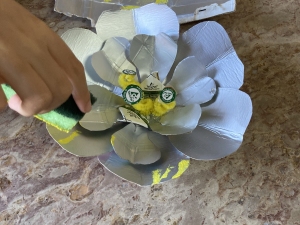 Construção da base da jarra em forma de flor com os símbolos da tetra pak em destaque