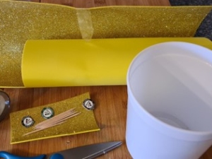 Materiais utilizados para a realização das flores e da jarra
