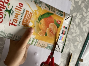 Corte da embalagem de compal para fazer as flores