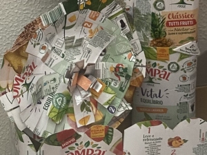 Detalhe do pé/vaso da flor com símbolo Compal/Tetra Pack.