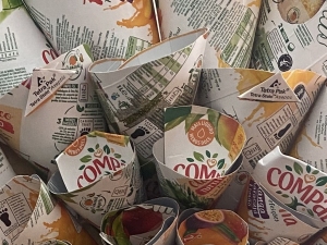 Detalhe das pétalas da flor com símbolo Compal/Tetra Pack.
