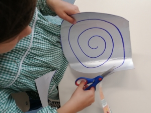 Recorte em espiral de duas embalagens Compal.