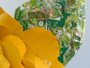 Nas suas folhas verdes também se podem ver símbolos tetraPak.