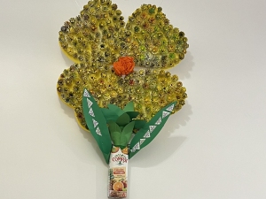 Caule da flor feito com o pacote da Compal.