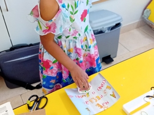 cortámos e colámos partes do pacote para escrever a mensagem dedicatória