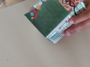 Recorte das embalagens para o vaso.