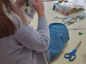 Os alunos a recortarem as embalagens.