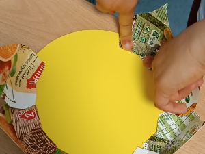 Colagem das pétalas, previamente moldadas, na base da "Flor Mãe".