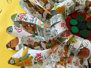 Detalhe da flor onde se pode observar o selo da Tetra Pak nos recortes dos pacotes.