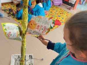 colagem das pétalas no caule da flor - coloração do amarelo
