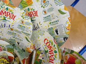 A finalização da nossa flor, recortada pelas crianças mais velhinhas do grupo ( 5 anos)