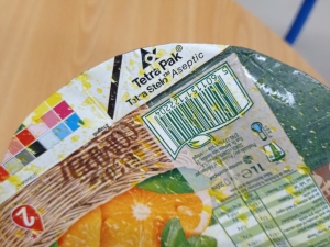 As pétalas das flores com o respetivo selo da tetra pak