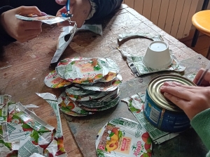 Marcação de circunferências nas embalagens e corte das mesmas.