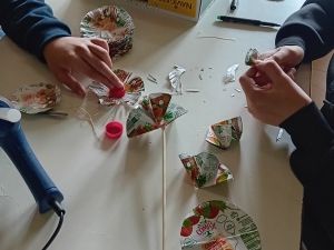 Montagem da flor - união de todas as partes.