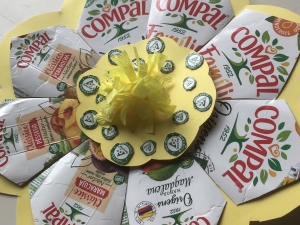Flor final com destaque para a marca Compal e o símbolo Tetra Pak.