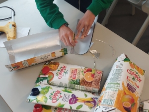 Embalagens TetraPak de sumos Compal, utilizadas como material base na execução da flor.