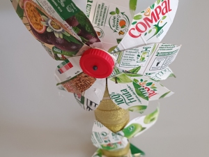 Símbolo Compal nas pétalas da flor