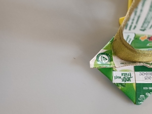 selo Tetra Pak no pé da flor