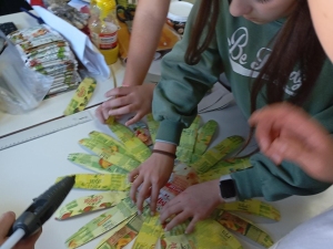 As pétalas foram unidas com cola quente a uma embalagem de 1litro da Compal espalmada e cortada com a forma circular, para formar a flor completa.