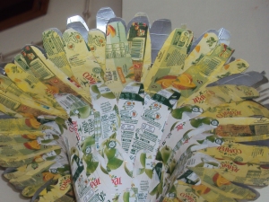 Detalhe da parte das sépalas que formam o cálice da flor onde estão visíveis os símbolos FSC, Compal e Tetra Pak.