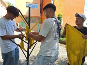 Revestimento da estrutura de ferro com tecido amarelo.