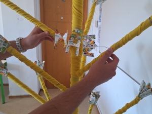 Colocação / afixação das embalagens Compal em forma de flor.