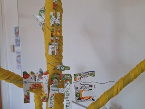 Detalhe das embalagens Compal e selo Tetra Pak.