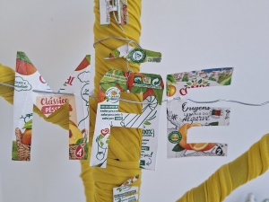 Detalhe das embalagens Compal e selo Tetra Pak.
