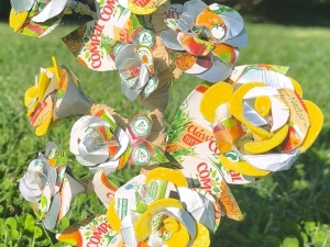 Detalhes com os símbolos da Compal e da TetraPak