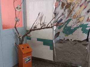 Montagem das flores na arvores do Eco-Escolas.