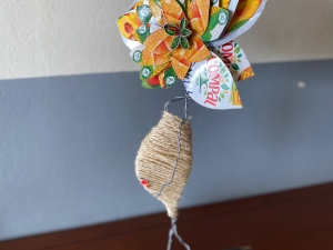 Estrutura e flor elaborada com as embalagens da Compal e respetivo selo da Tetra Pack