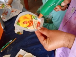Recorte e colagem das pétalas para a elaboração da flor