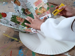 Colagem das pétalas para construção da flor.