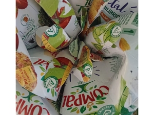 Detalhe da flor onde é visível o selo da Tetra Pak