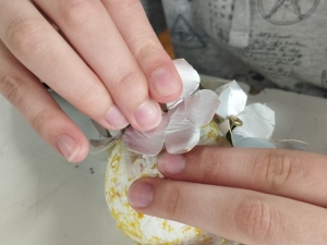 Colocação das flores na bola de esferovite recorrendo a tachas